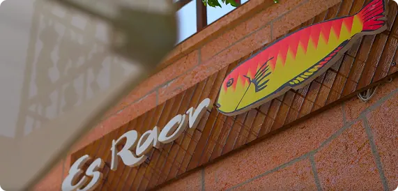 Hand-painted wooden Es Raor sign
