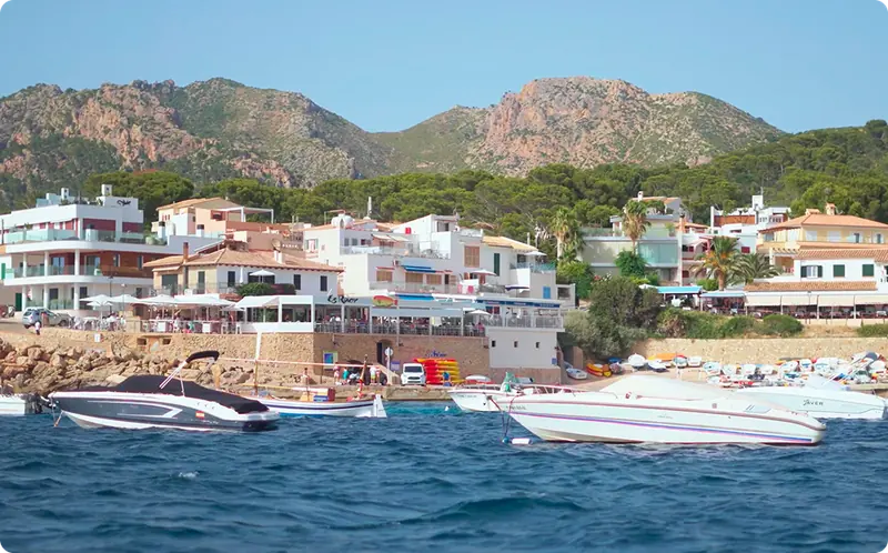 Puerto y casas de Sant Elm con la montaña al fondo